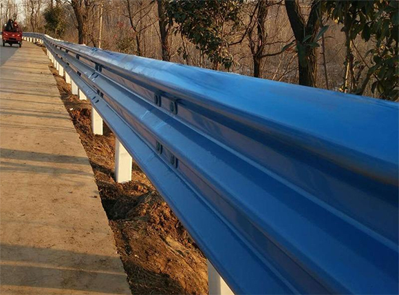 海东公路波形护栏板的优点